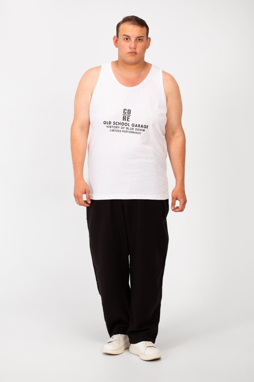 تي شيرت رجالي بمقاس كبير وياقة واسعة وطبعة نص أمامية