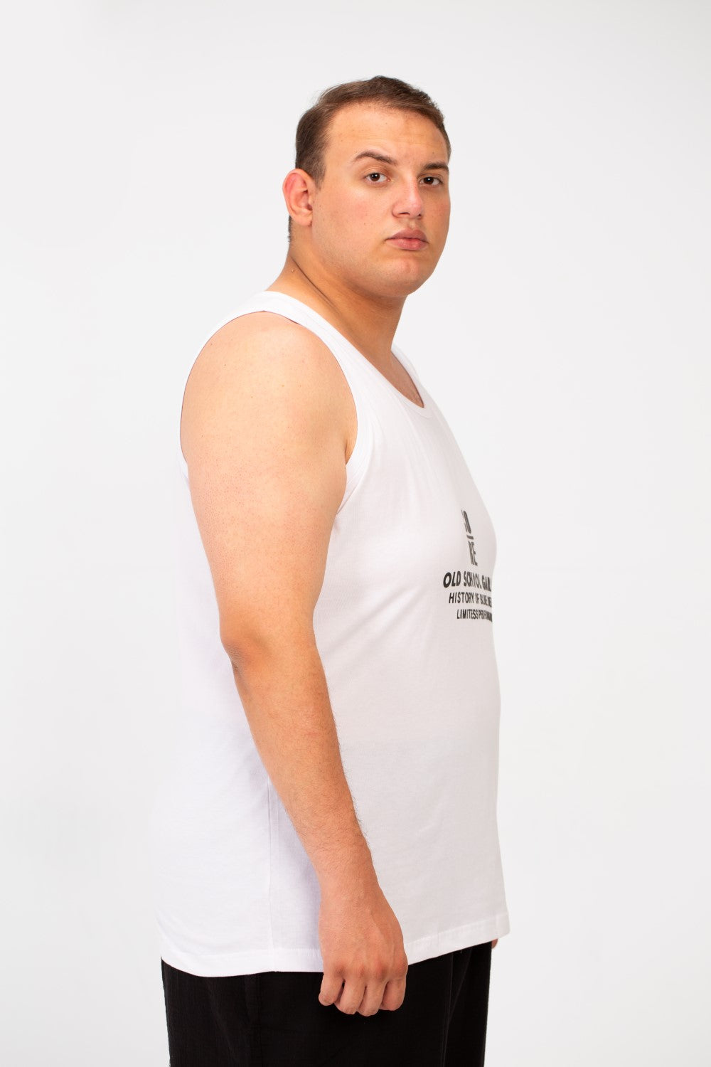 تي شيرت رجالي بمقاس كبير وياقة واسعة وطبعة نص أمامية