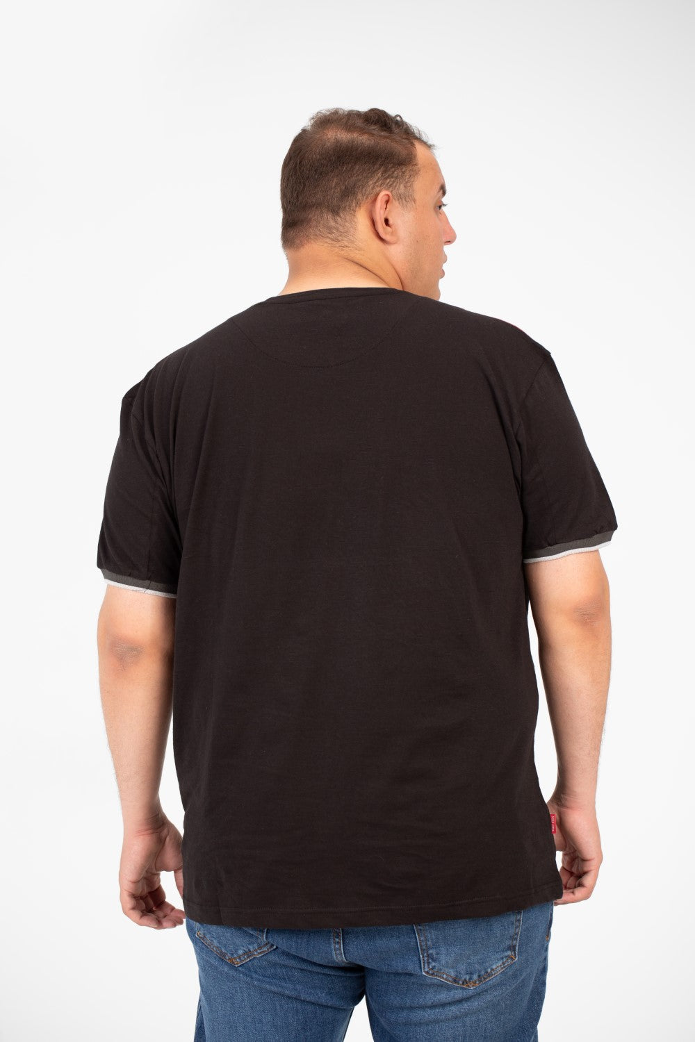 تي شيرت رجالي كبير الحجم برقبة دائرية وطبعة أمامية وأكمام قصيرة