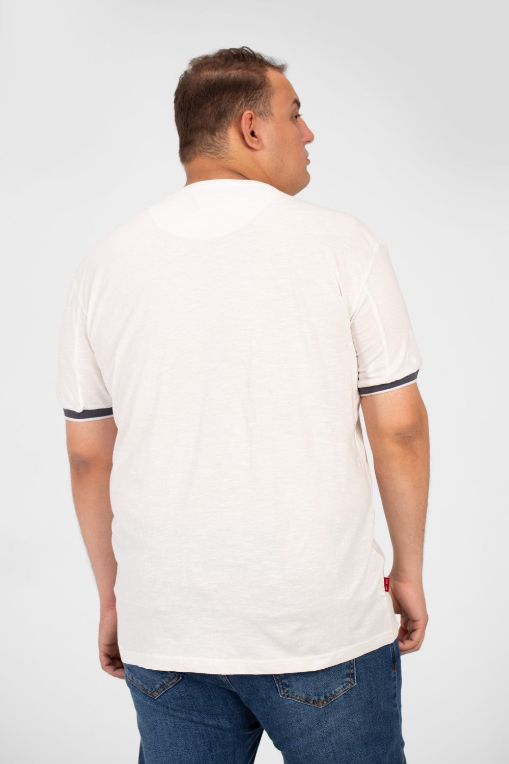 تي شيرت رجالي كبير الحجم برقبة دائرية وطبعة أمامية وأكمام قصيرة