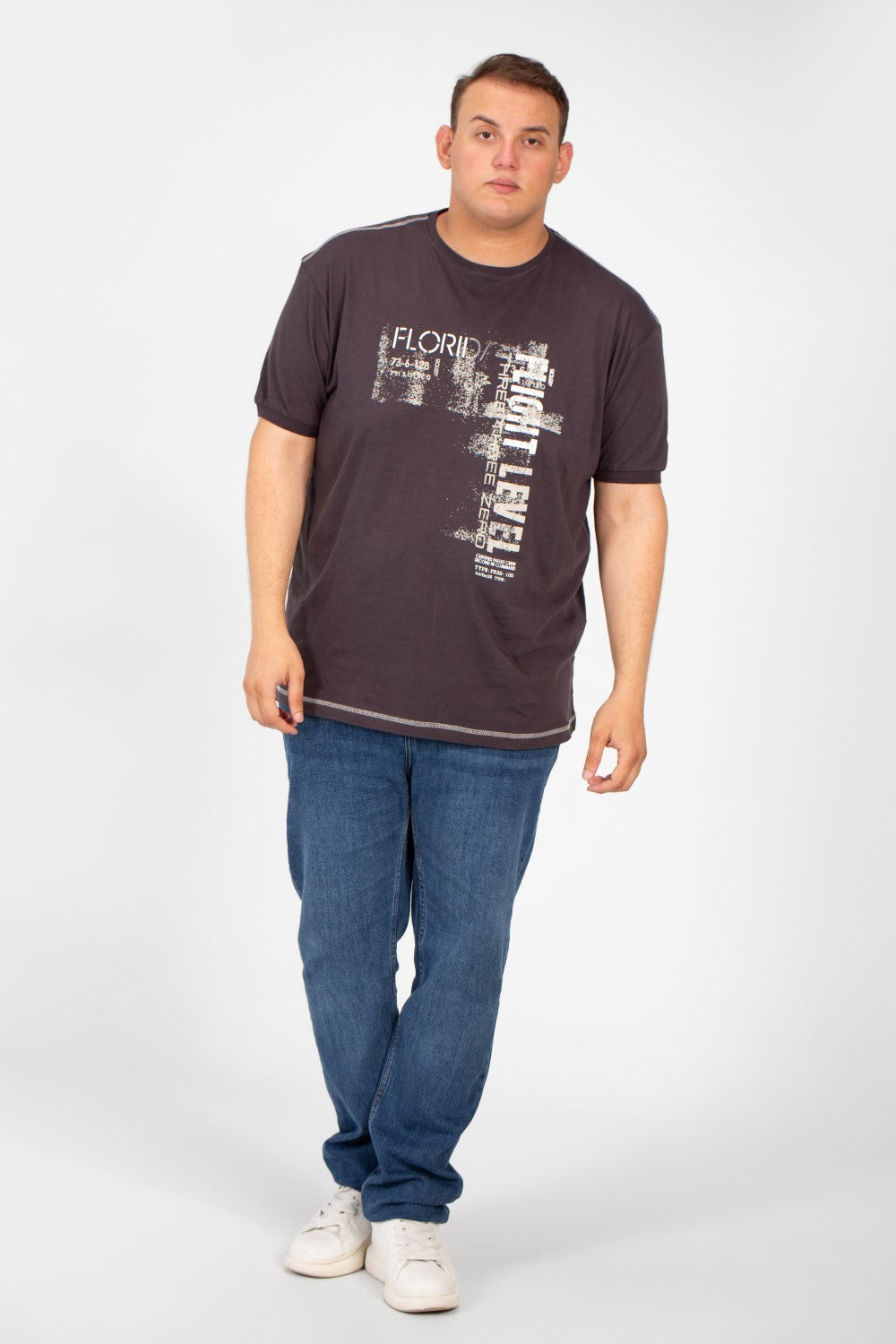 تي شيرت رجالي كبير الحجم بطبعة أمامية وأكمام نصفية ورقبة دائرية