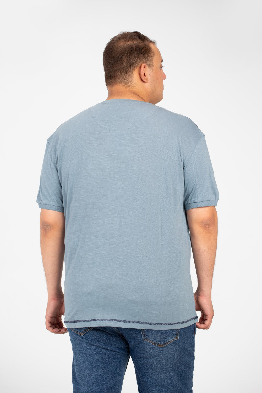 تي شيرت رجالي كبير الحجم بطبعة أمامية وأكمام نصفية ورقبة دائرية