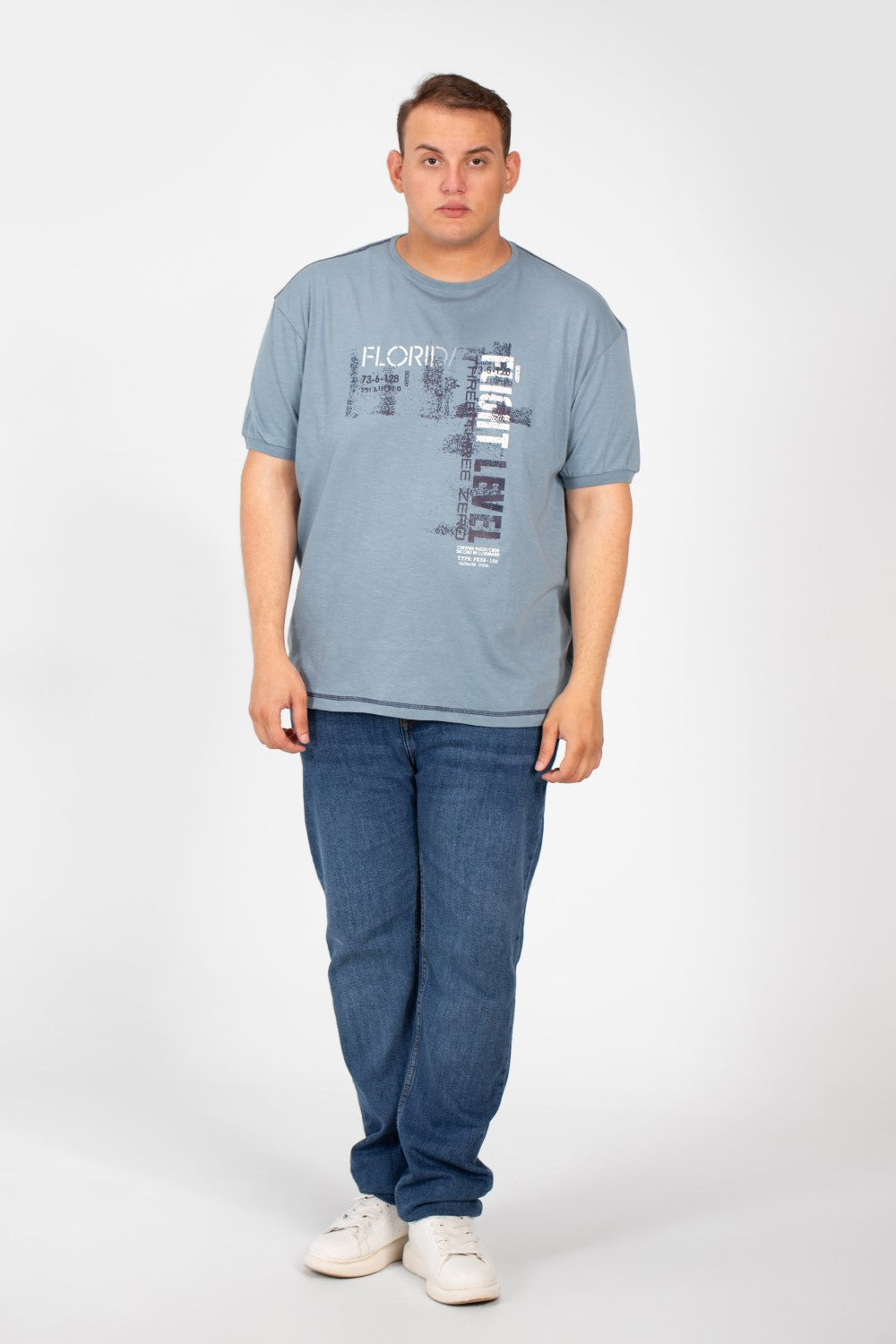 تي شيرت رجالي كبير الحجم بطبعة أمامية وأكمام نصفية ورقبة دائرية