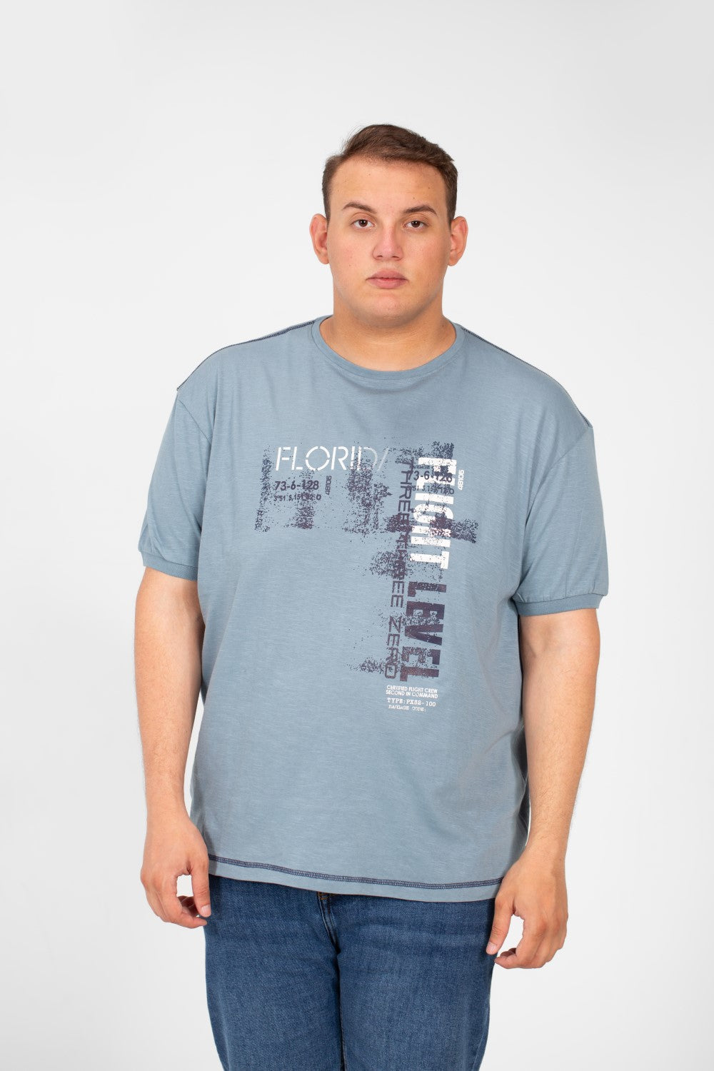 تي شيرت رجالي كبير الحجم بطبعة أمامية وأكمام نصفية ورقبة دائرية