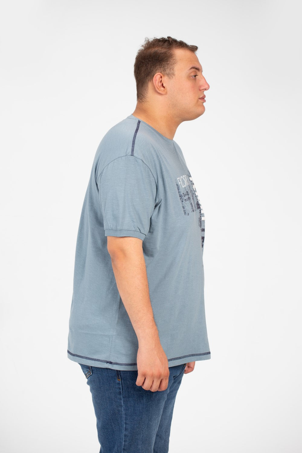 تي شيرت رجالي كبير الحجم بطبعة أمامية وأكمام نصفية ورقبة دائرية