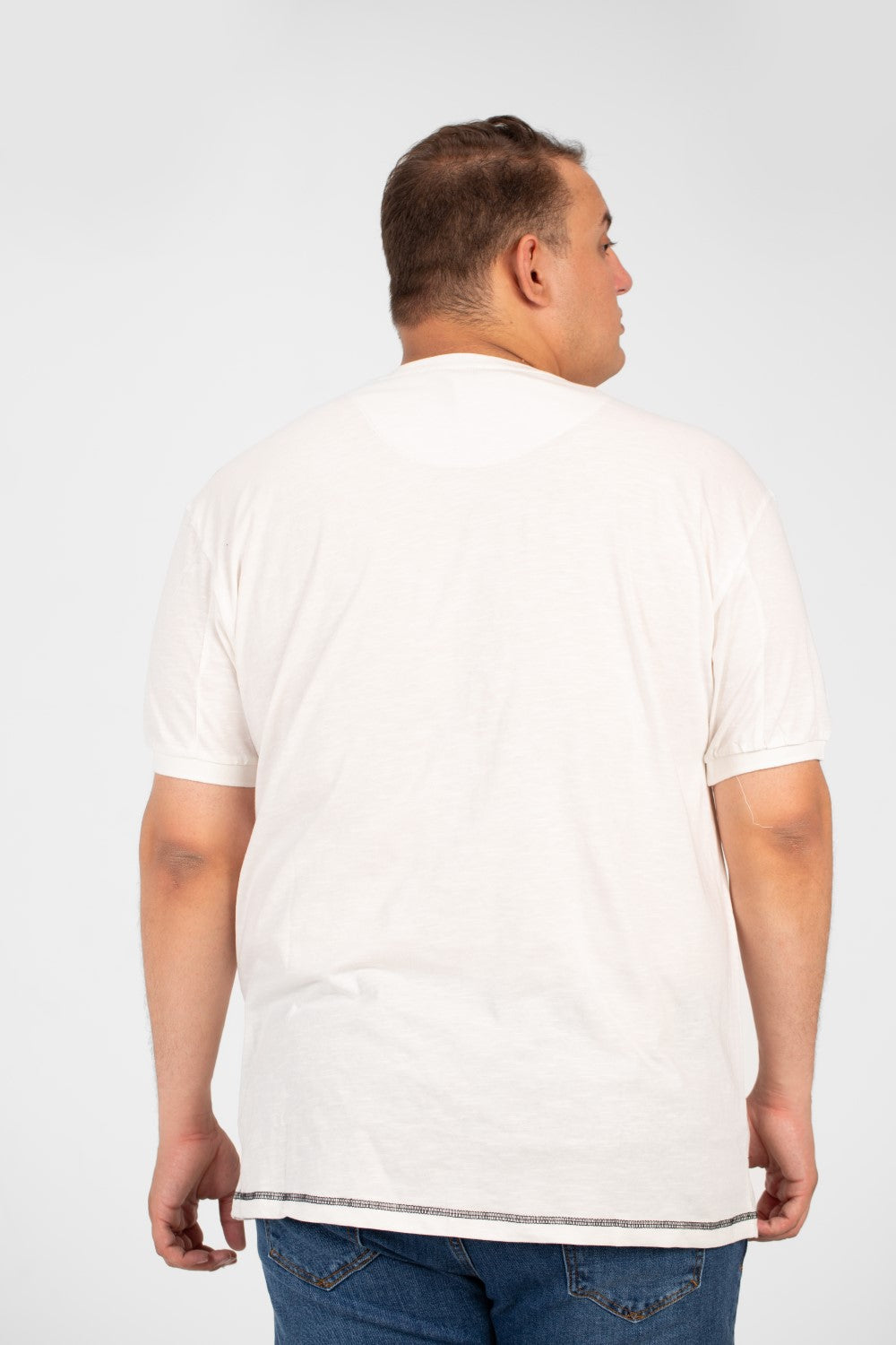 تي شيرت رجالي كبير الحجم بطبعة أمامية وأكمام نصفية ورقبة دائرية