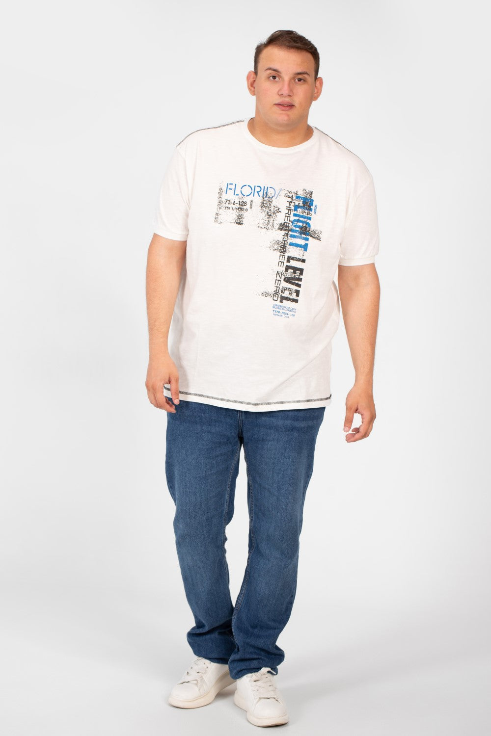 تي شيرت رجالي كبير الحجم بطبعة أمامية وأكمام نصفية ورقبة دائرية