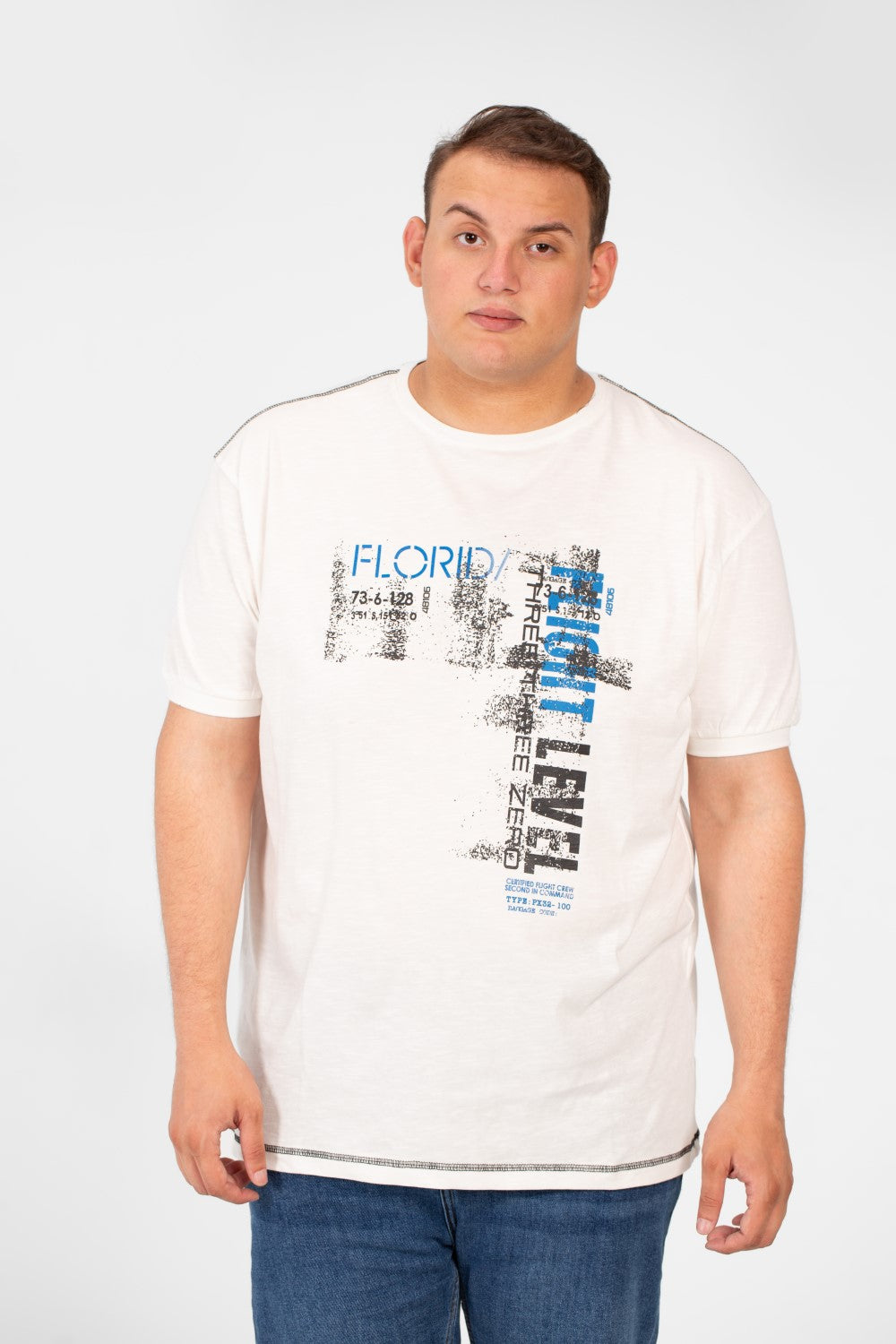 تي شيرت رجالي كبير الحجم بطبعة أمامية وأكمام نصفية ورقبة دائرية