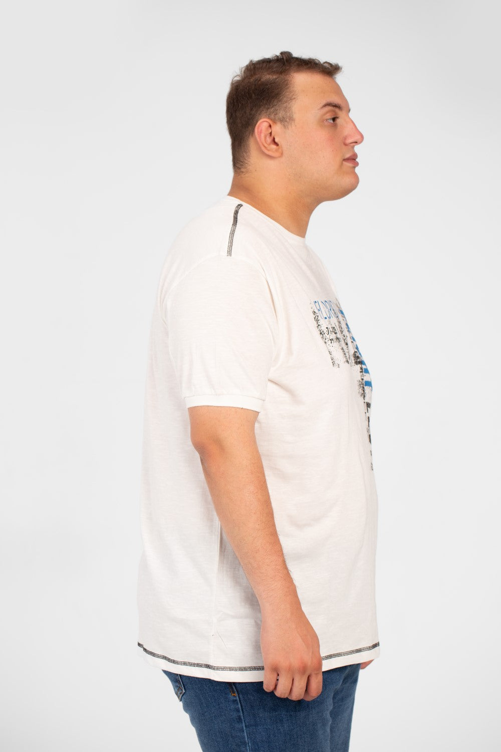 تي شيرت رجالي كبير الحجم بطبعة أمامية وأكمام نصفية ورقبة دائرية