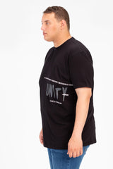 تي شيرت رجالي كبير الحجم برقبة دائرية وأكمام نصف مطبوعة من الأمام