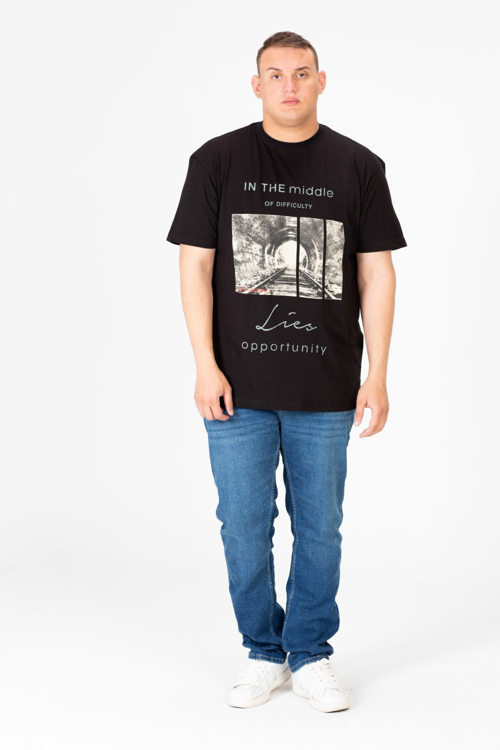 تي شيرت رجالي كبير الحجم برقبة دائرية وطبعة جرافيكية