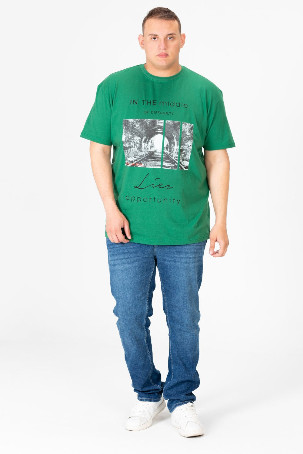 تي شيرت رجالي كبير الحجم برقبة دائرية وطبعة جرافيكية