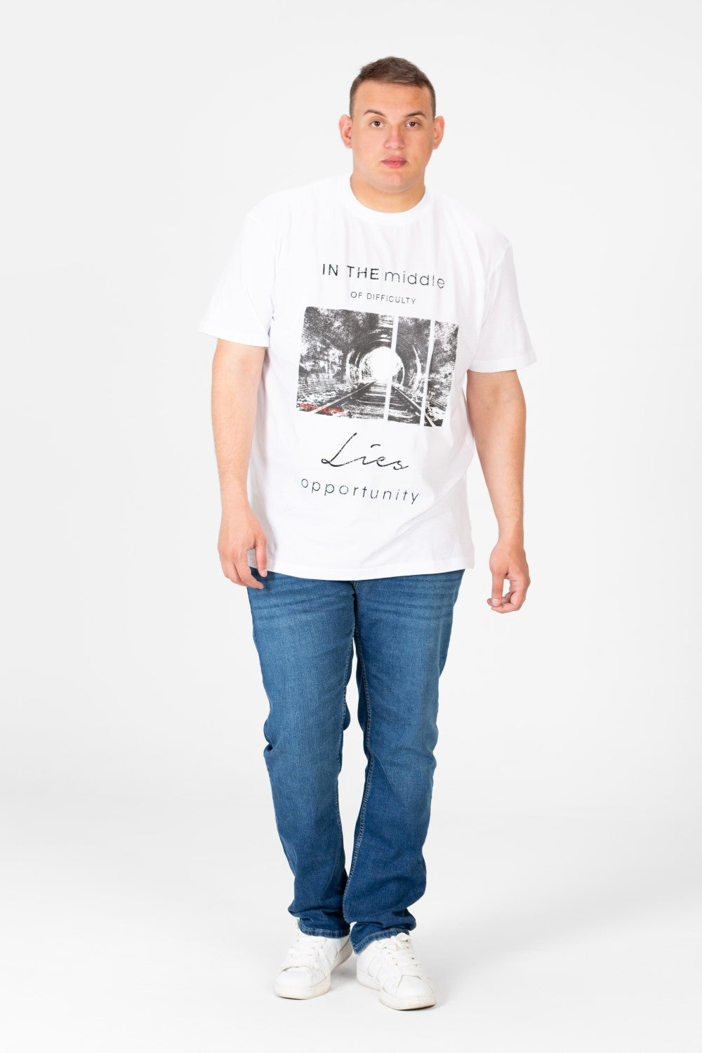 تي شيرت رجالي كبير الحجم برقبة دائرية وطبعة جرافيكية