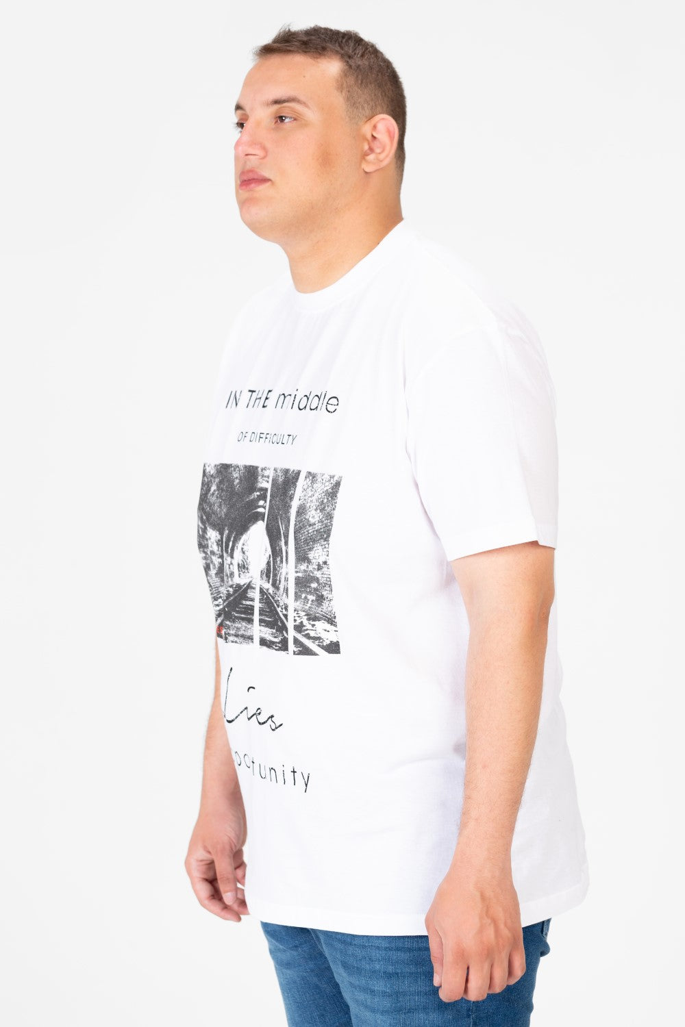 تي شيرت رجالي كبير الحجم برقبة دائرية وطبعة جرافيكية