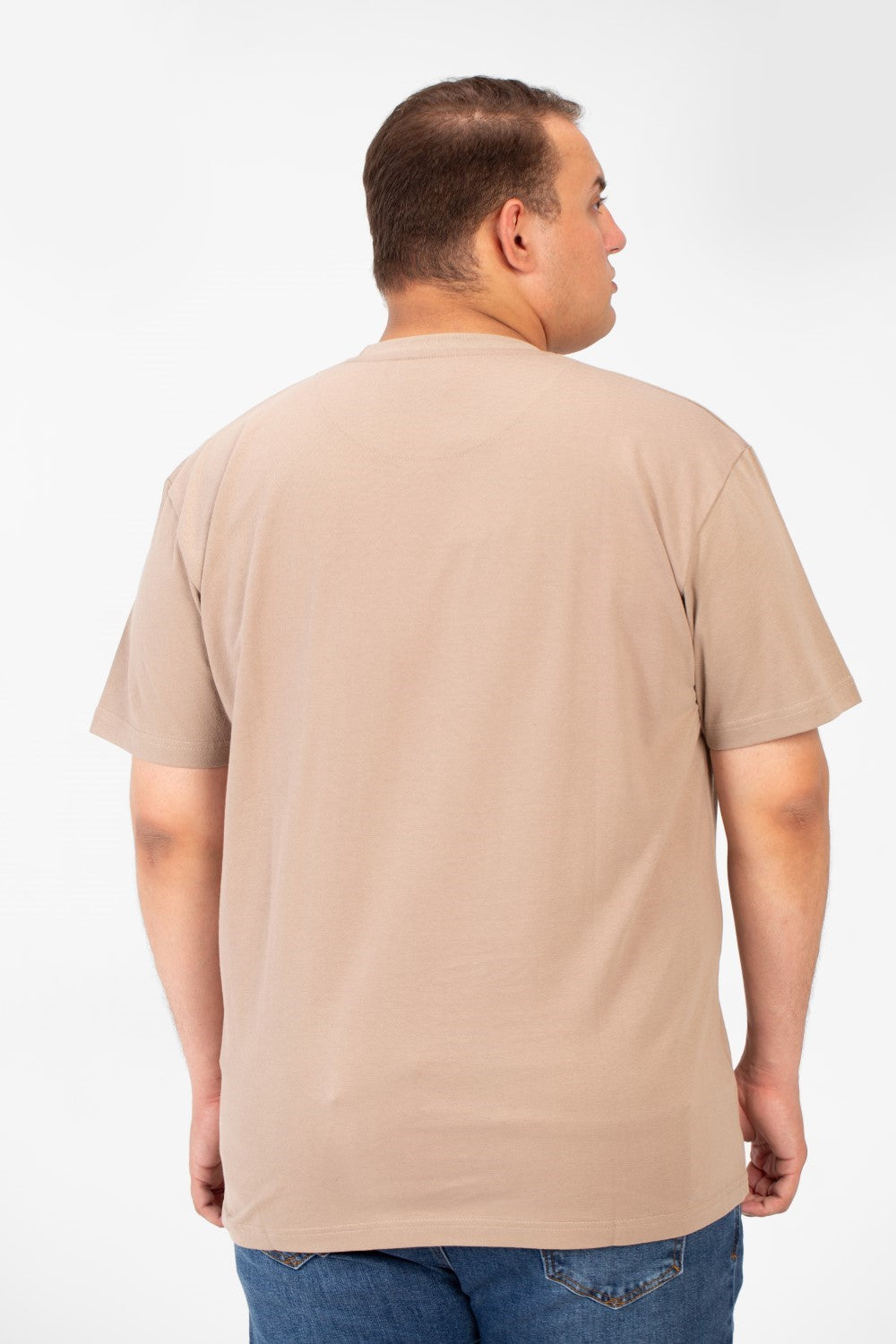 تي شيرت رجالي كبير الحجم بجيب أمامي مطبوع ورقبة دائرية وأكمام نصفية