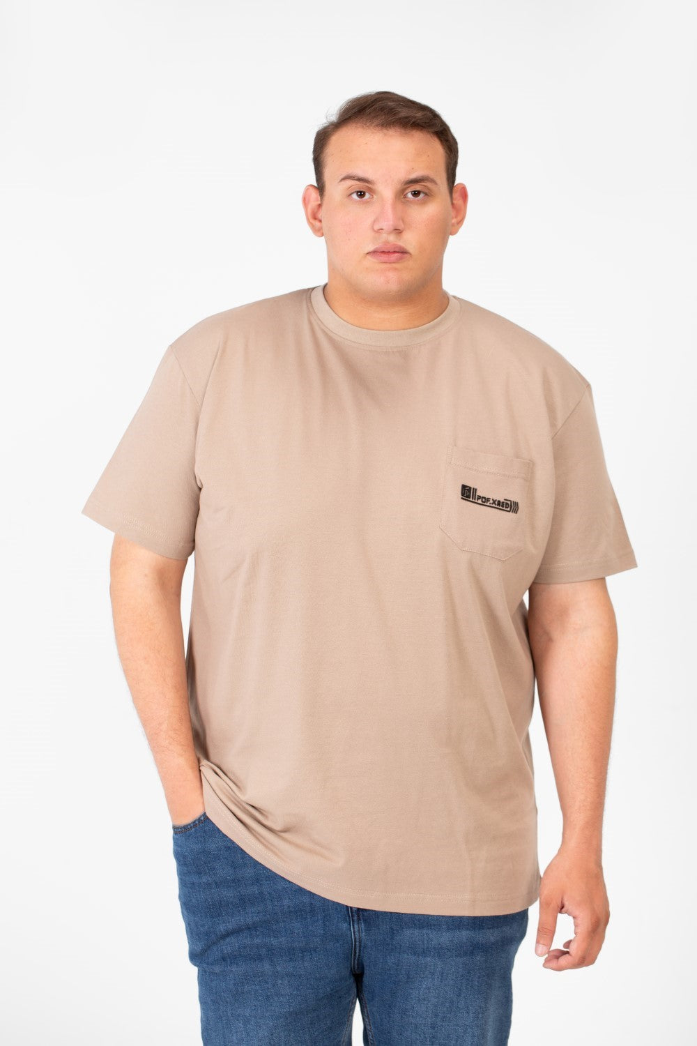 تي شيرت رجالي كبير الحجم بجيب أمامي مطبوع ورقبة دائرية وأكمام نصفية