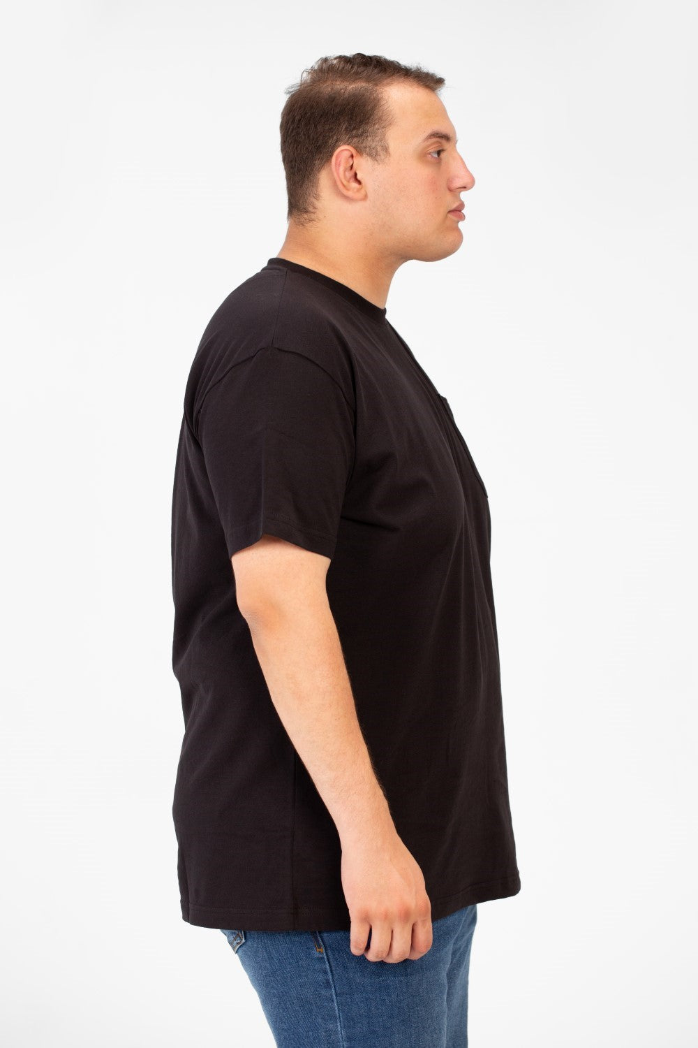 تي شيرت رجالي كبير الحجم بجيب أمامي مطبوع ورقبة دائرية وأكمام نصفية