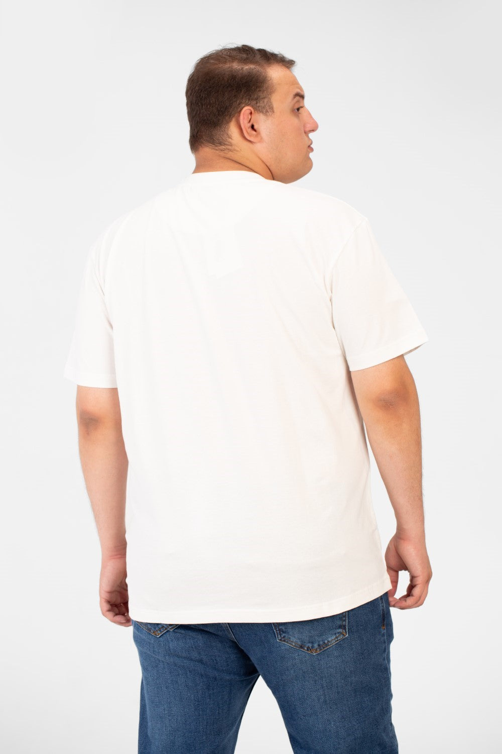 تي شيرت رجالي كبير الحجم بجيب أمامي مطبوع ورقبة دائرية وأكمام نصفية