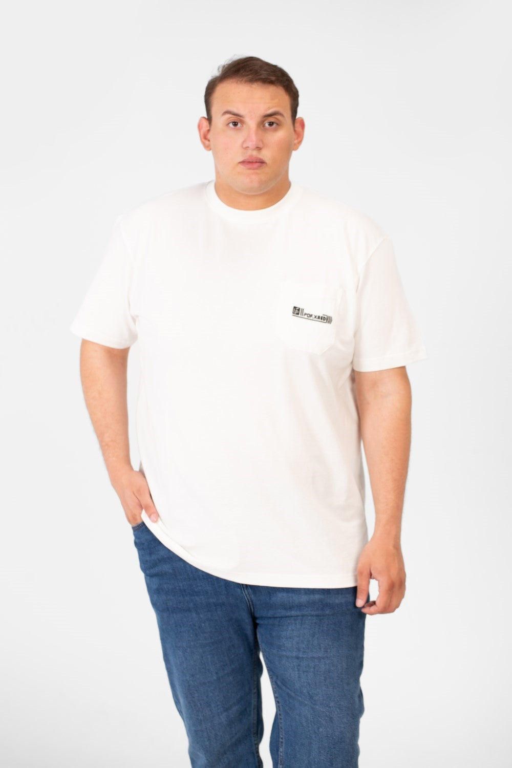 تي شيرت رجالي كبير الحجم بجيب أمامي مطبوع ورقبة دائرية وأكمام نصفية