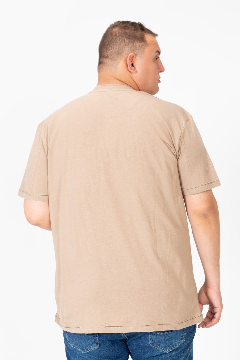 تي شيرت رجالي أساسي برقبة دائرية ومقاس كبير