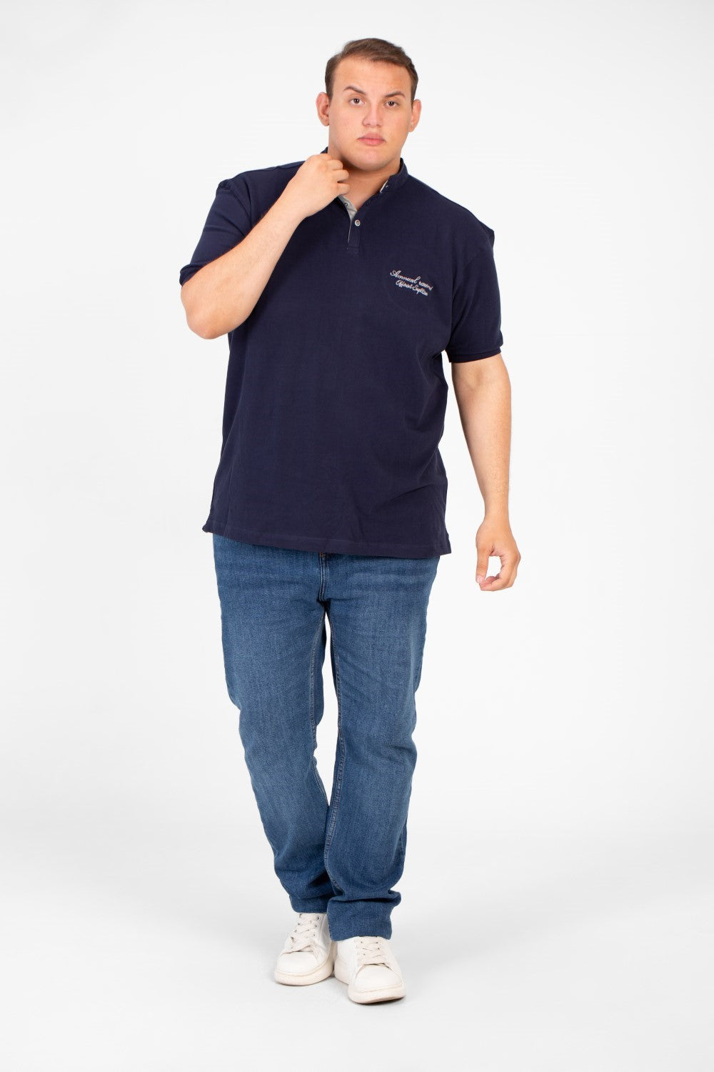 تي شيرت بولو رجالي أساسي بأكمام قصيرة ومقاس كبير مع طباعة نصية أمامية