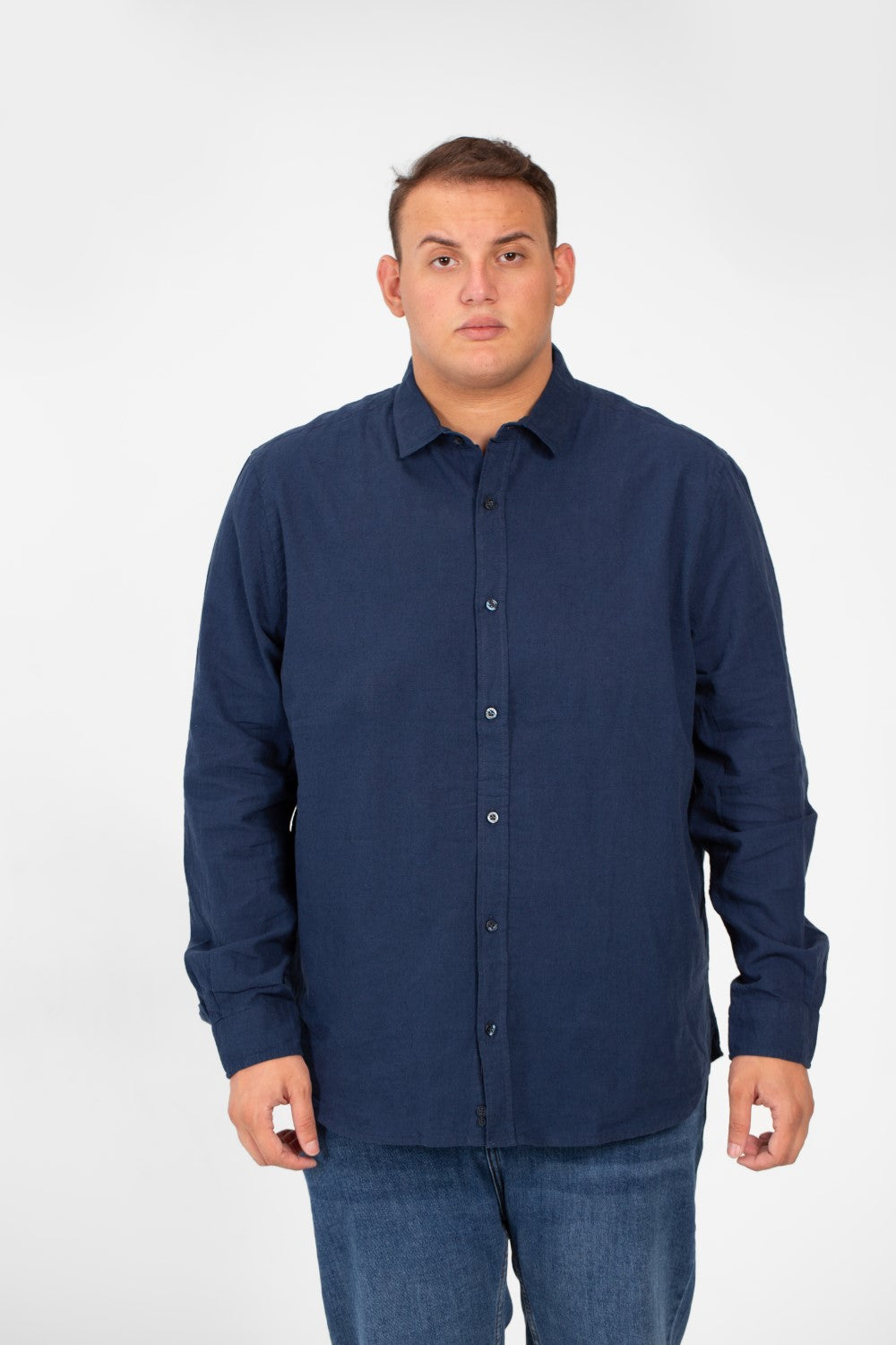 قميص رجالي أساسي بأكمام طويلة ومقاس كبير بألوان صيفية أساسية