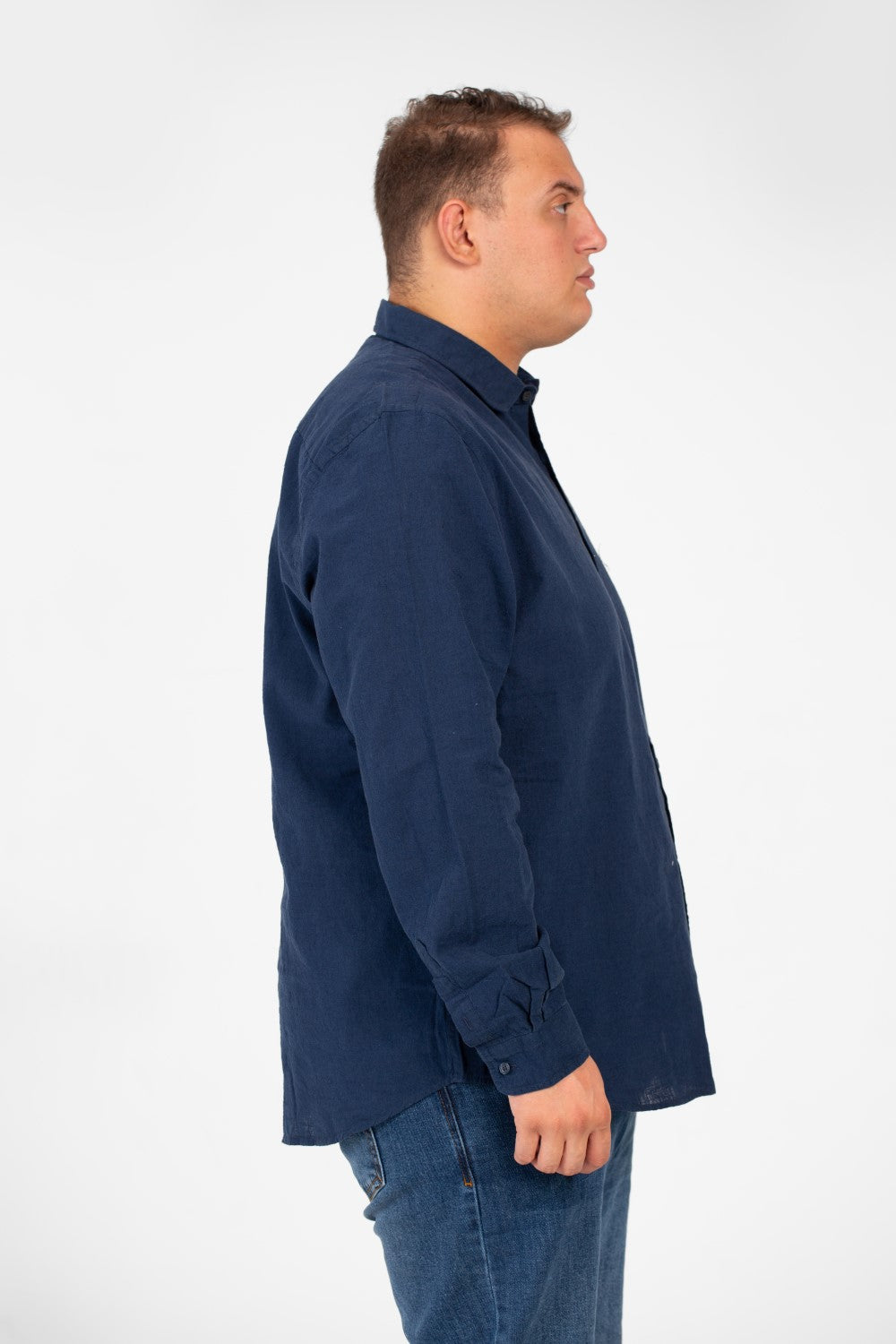 قميص رجالي أساسي بأكمام طويلة ومقاس كبير بألوان صيفية أساسية