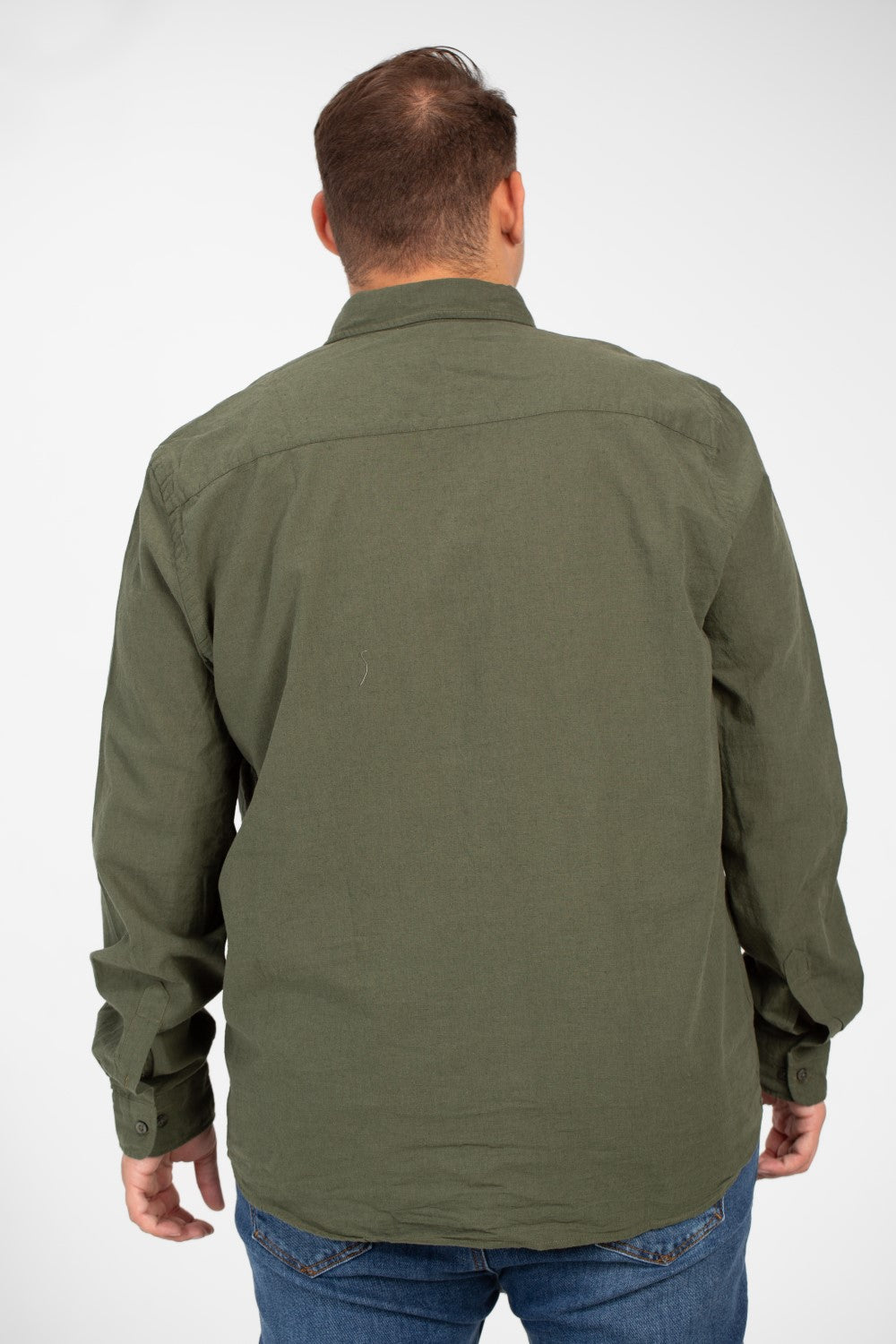 قميص رجالي أساسي بأكمام طويلة ومقاس كبير بألوان صيفية أساسية