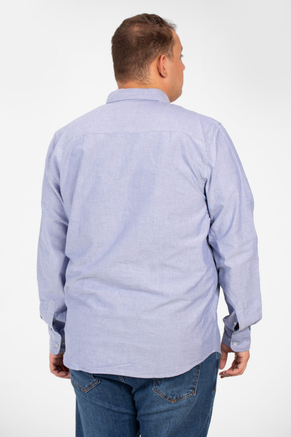 قميص رجالي أساسي كبير الحجم بأكمام طويلة وتفاصيل أساسية