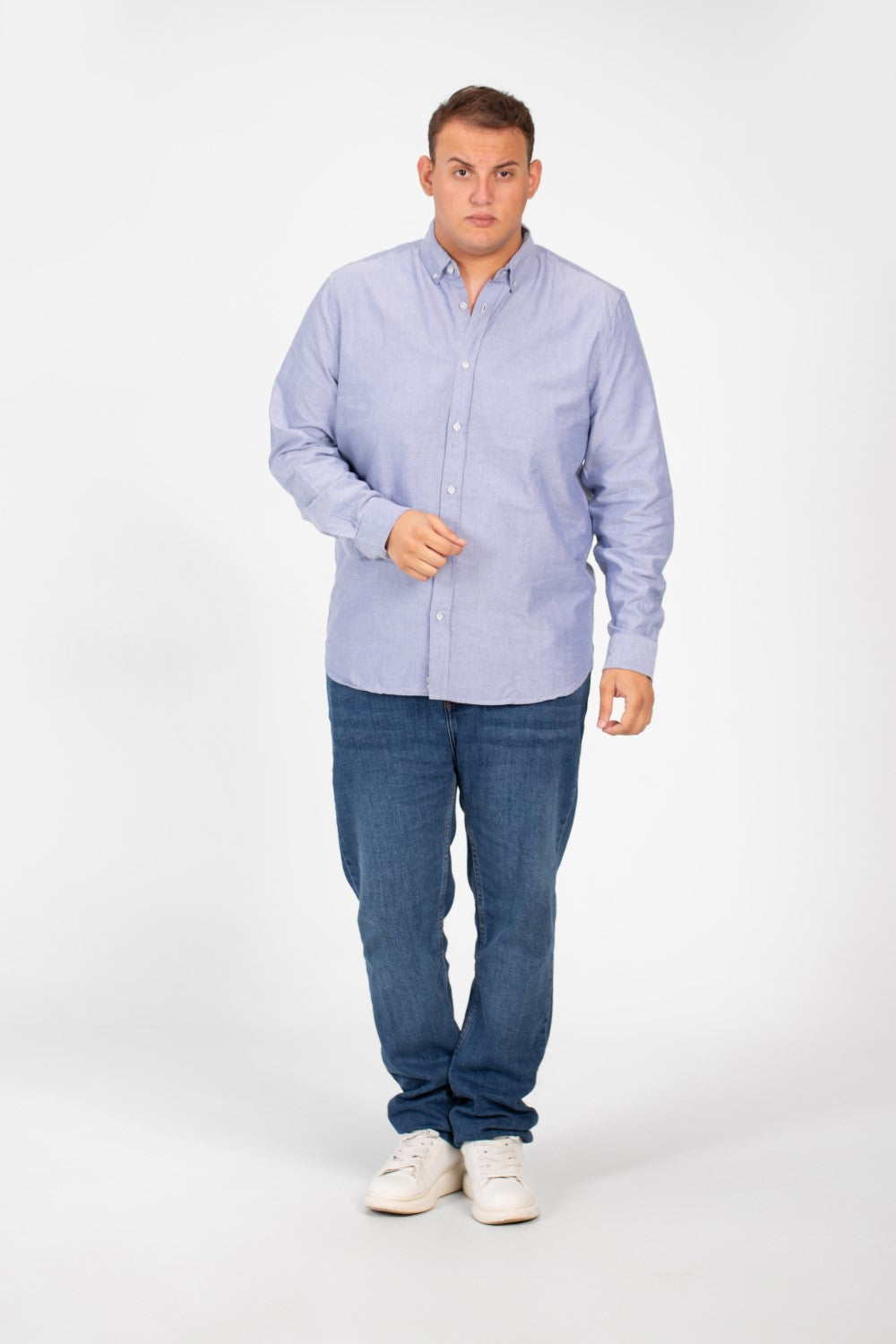 قميص رجالي أساسي كبير الحجم بأكمام طويلة وتفاصيل أساسية