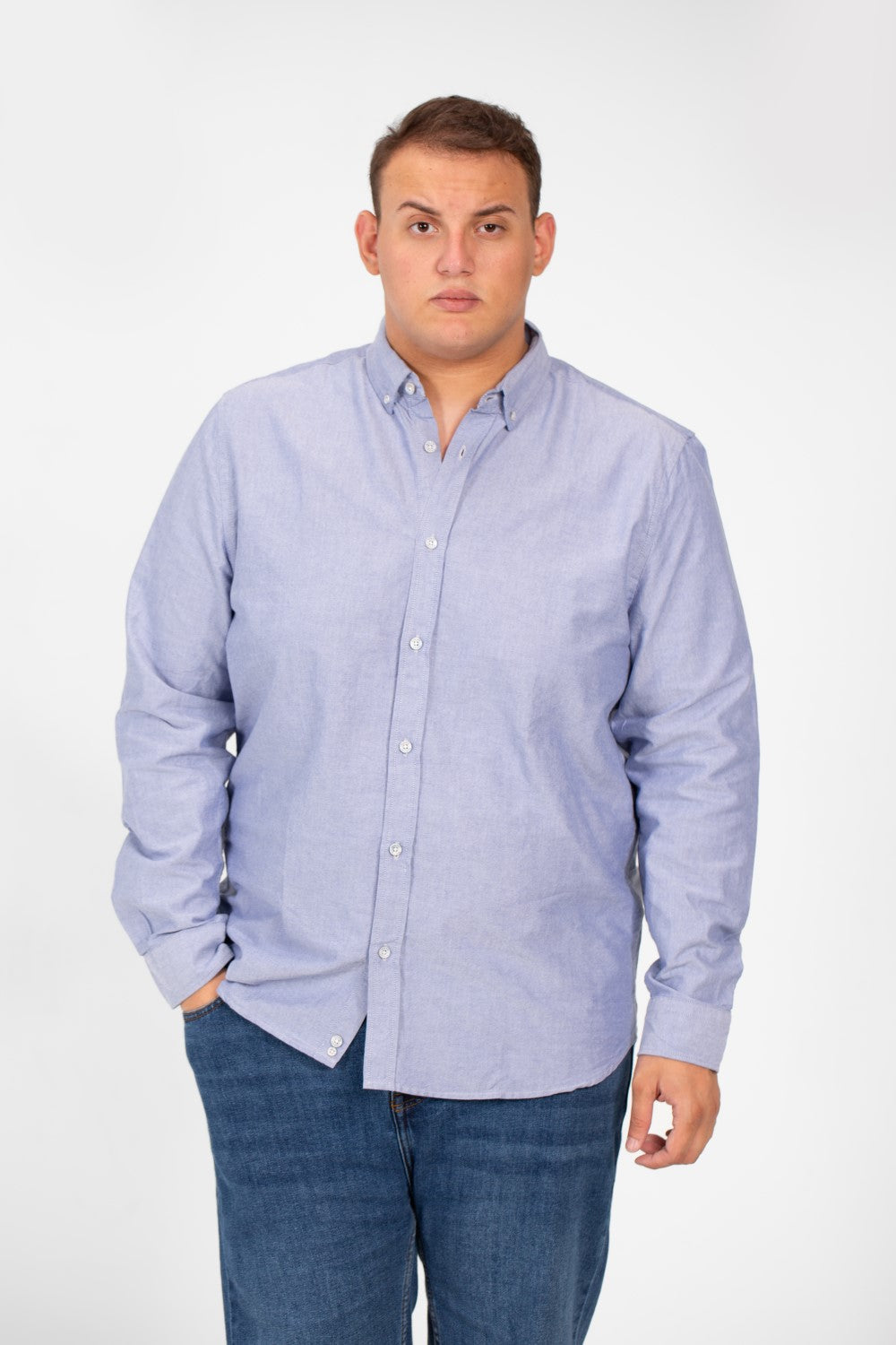 قميص رجالي أساسي كبير الحجم بأكمام طويلة وتفاصيل أساسية