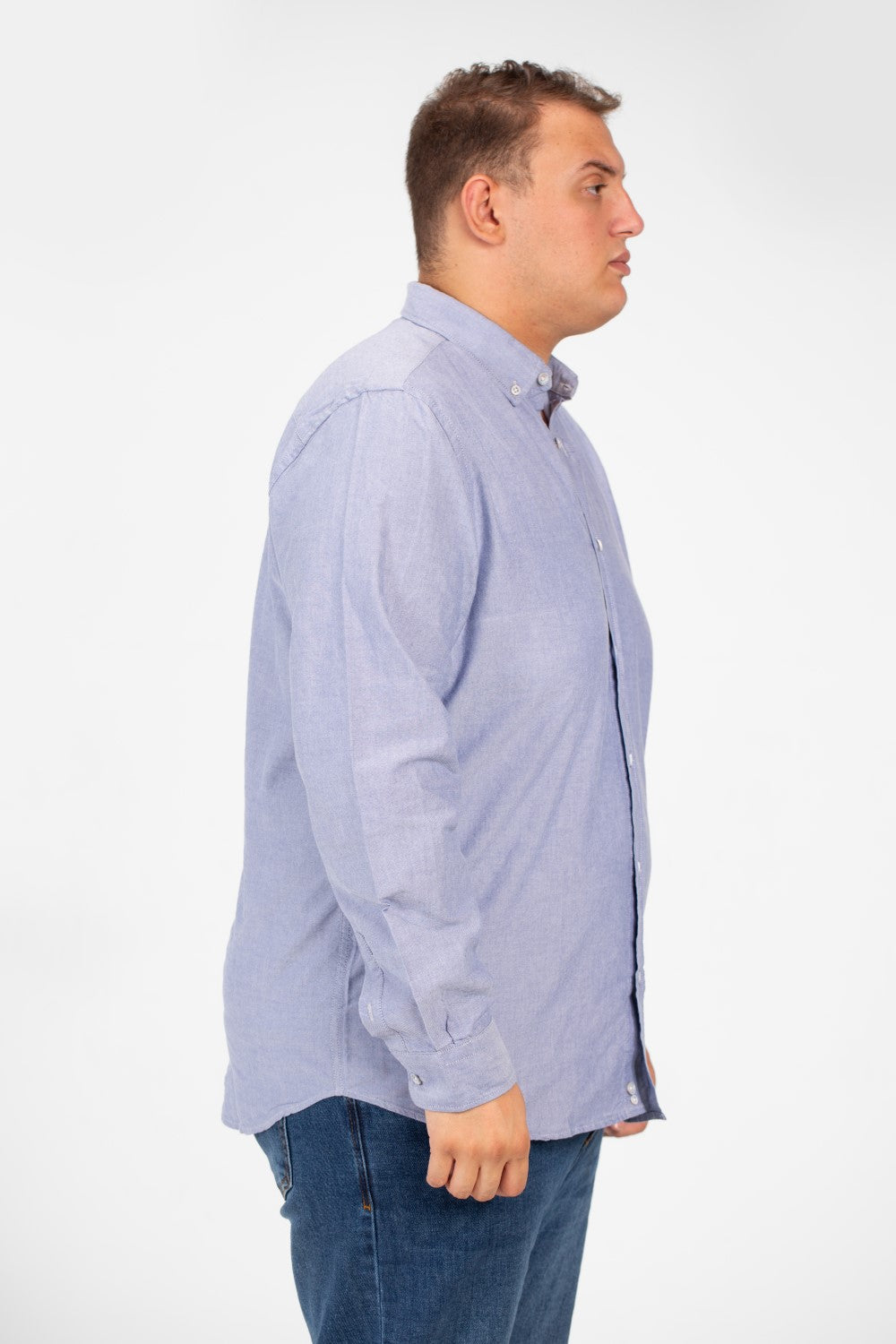 قميص رجالي أساسي كبير الحجم بأكمام طويلة وتفاصيل أساسية