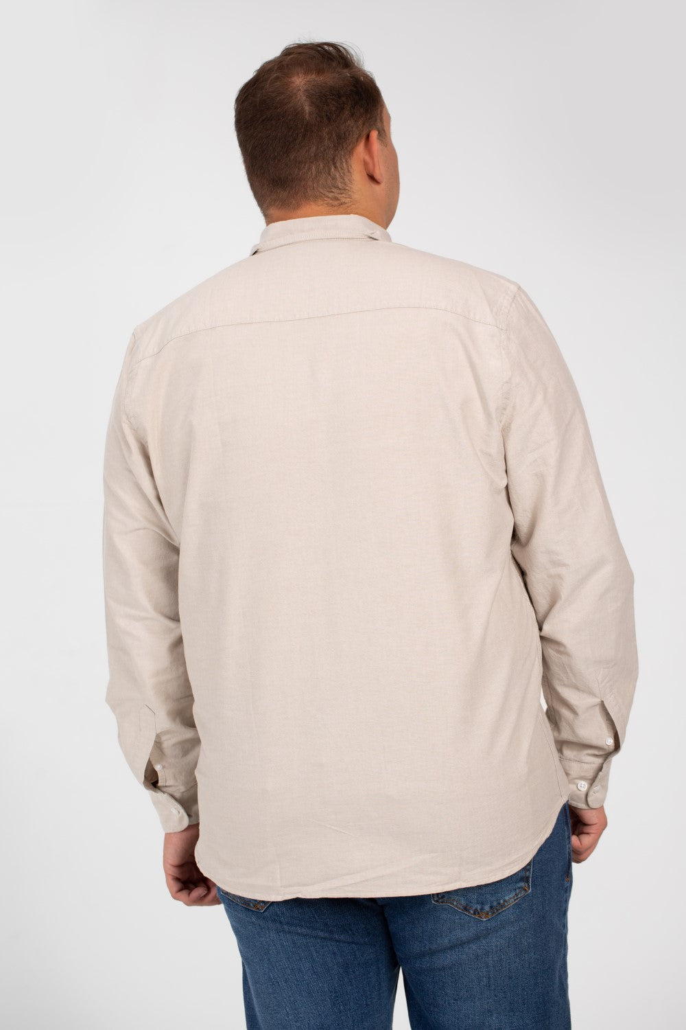 قميص رجالي أساسي كبير الحجم بأكمام طويلة وتفاصيل أساسية