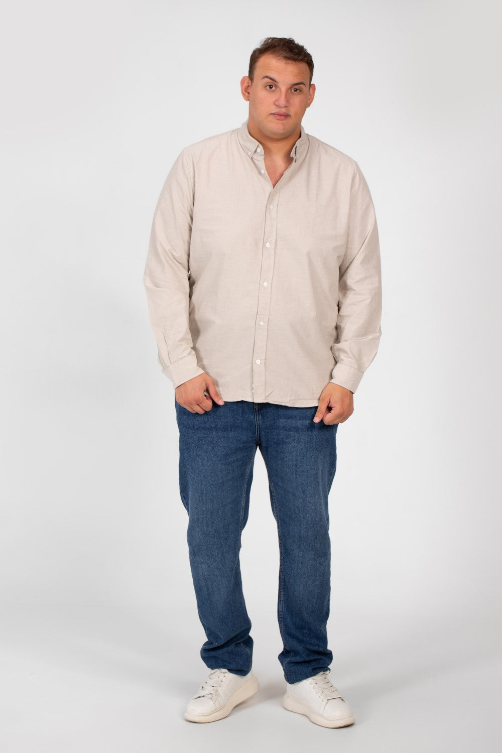 قميص رجالي أساسي كبير الحجم بأكمام طويلة وتفاصيل أساسية