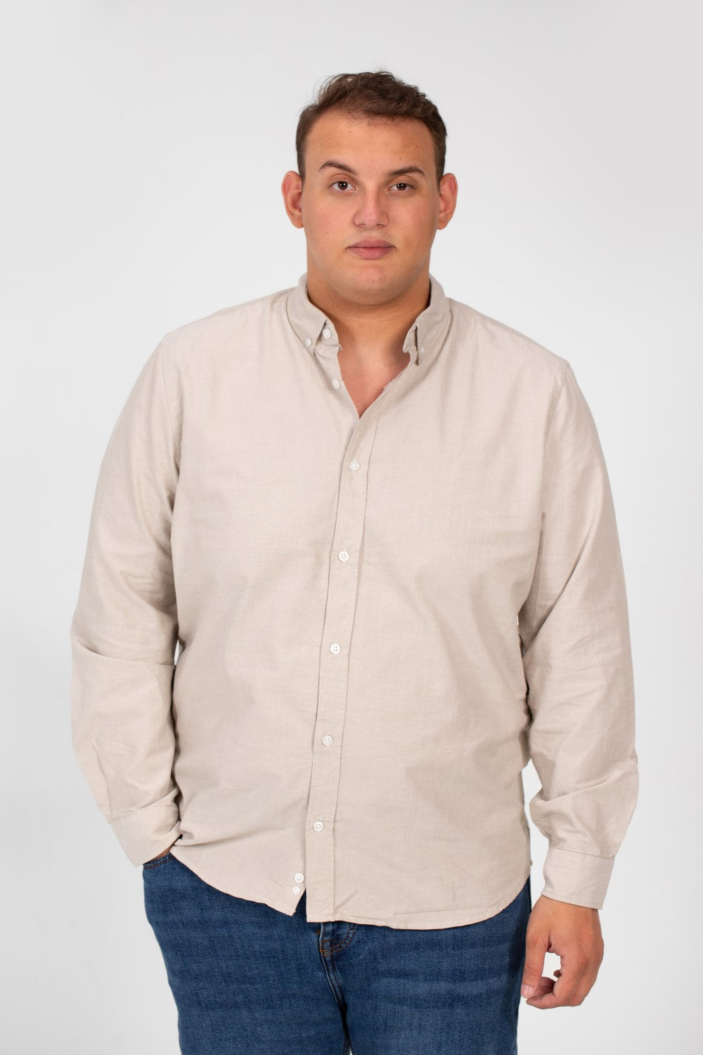 قميص رجالي أساسي كبير الحجم بأكمام طويلة وتفاصيل أساسية
