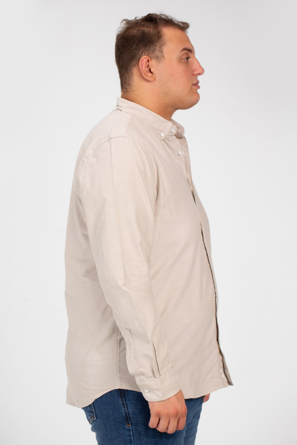 قميص رجالي أساسي كبير الحجم بأكمام طويلة وتفاصيل أساسية