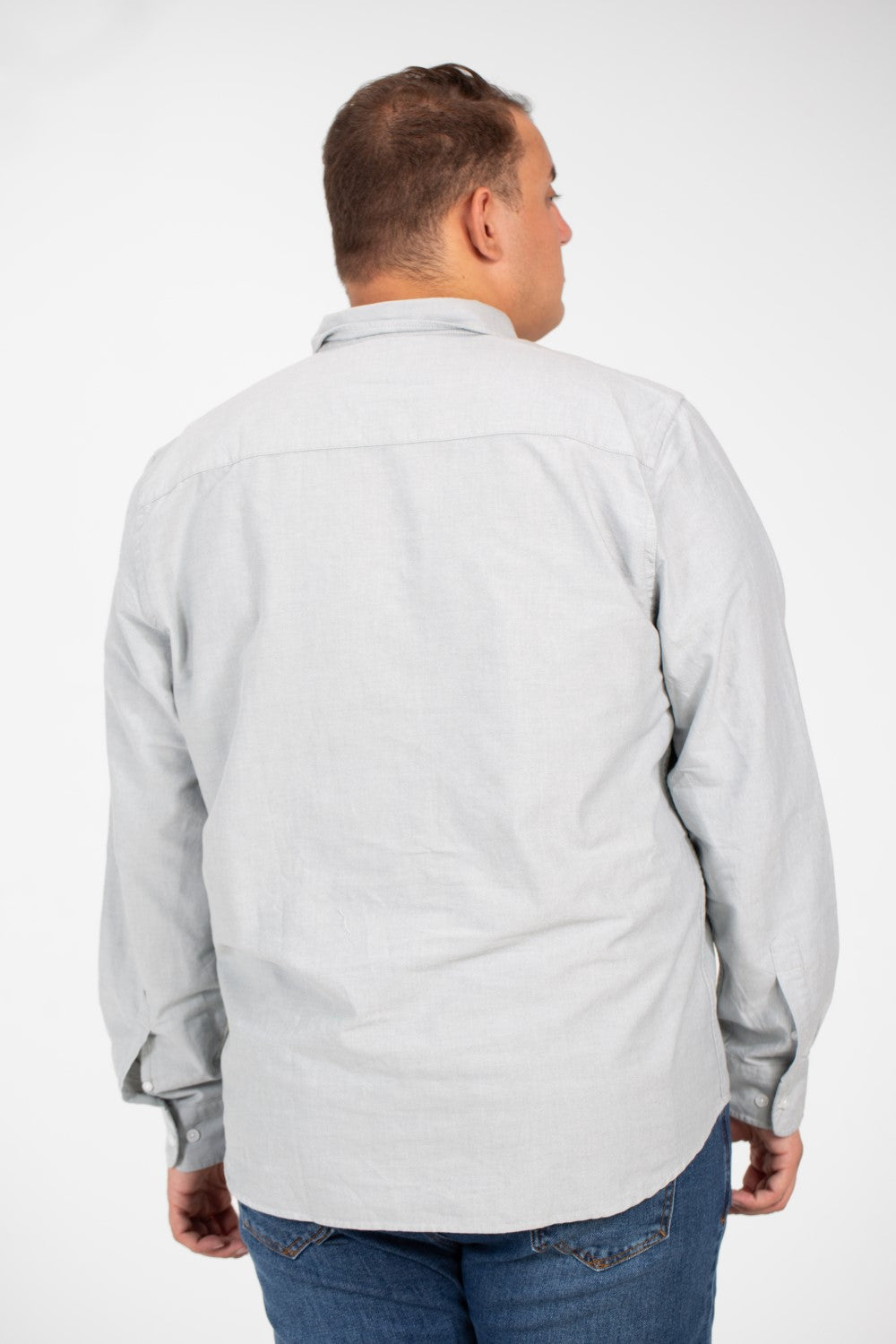 قميص رجالي أساسي كبير الحجم بأكمام طويلة وتفاصيل أساسية