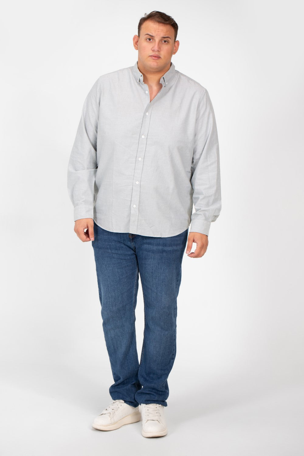 قميص رجالي أساسي كبير الحجم بأكمام طويلة وتفاصيل أساسية