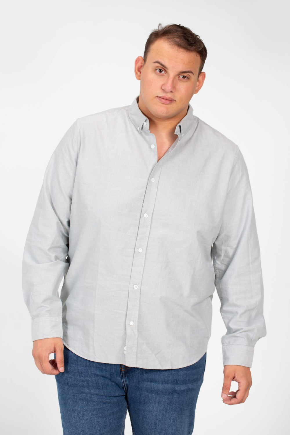 قميص رجالي أساسي كبير الحجم بأكمام طويلة وتفاصيل أساسية