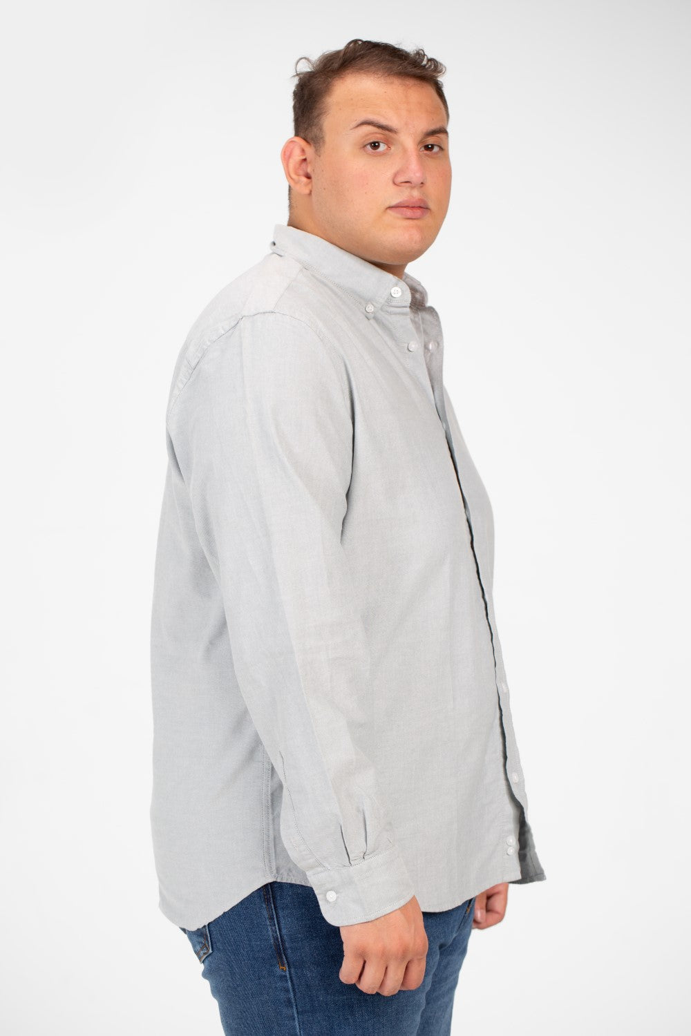 قميص رجالي أساسي كبير الحجم بأكمام طويلة وتفاصيل أساسية