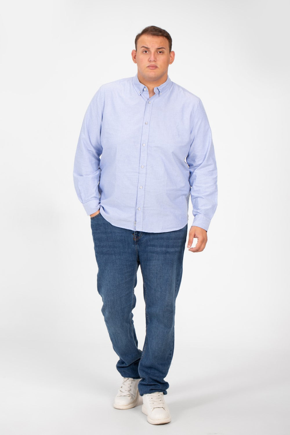 قميص رجالي أساسي كبير الحجم بأكمام طويلة وتفاصيل أساسية