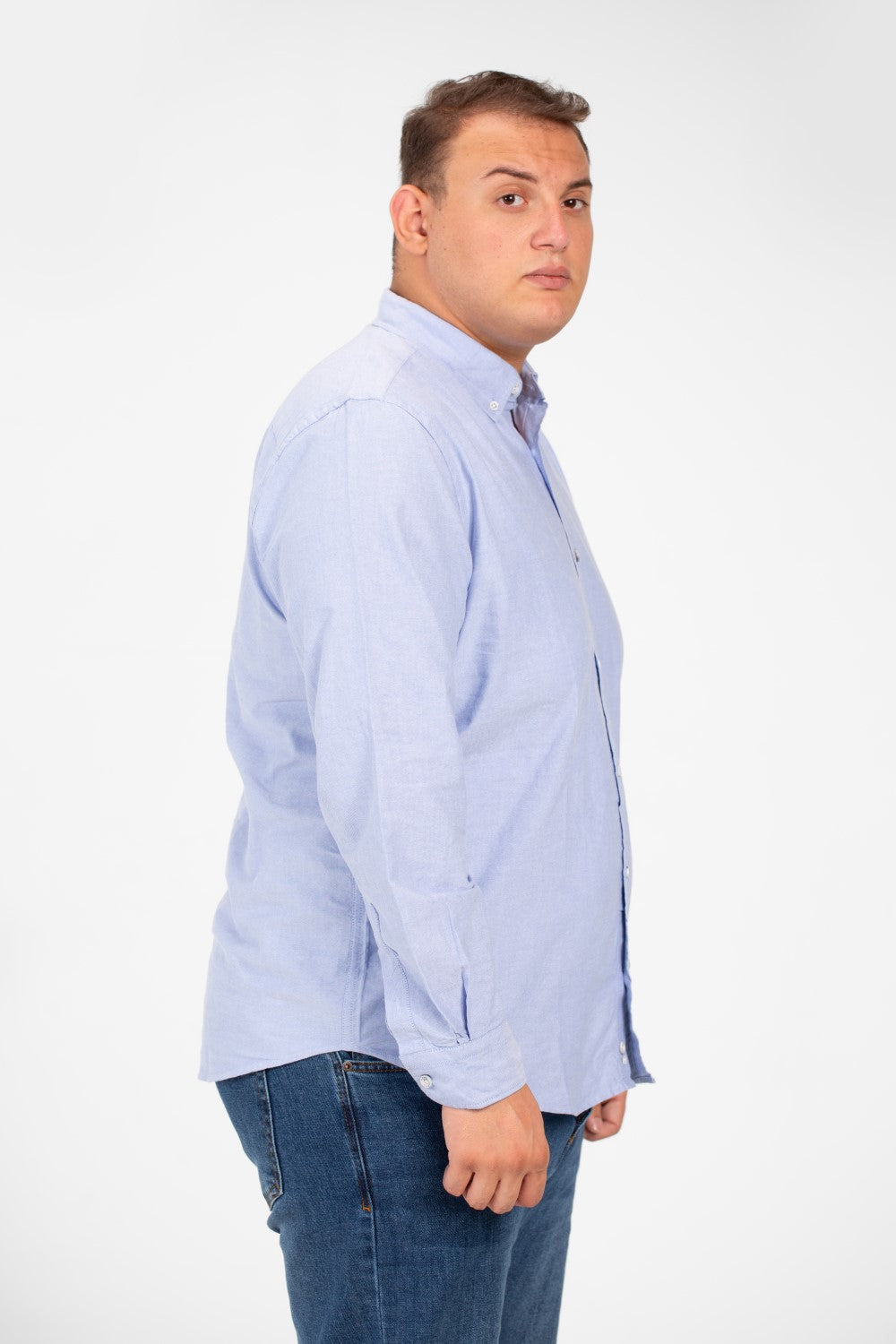 قميص رجالي أساسي كبير الحجم بأكمام طويلة وتفاصيل أساسية