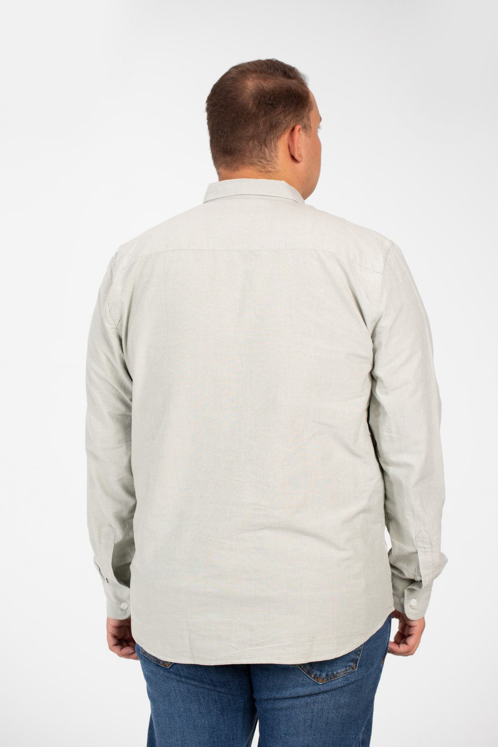 قميص رجالي أساسي كبير الحجم بأكمام طويلة وتفاصيل أساسية