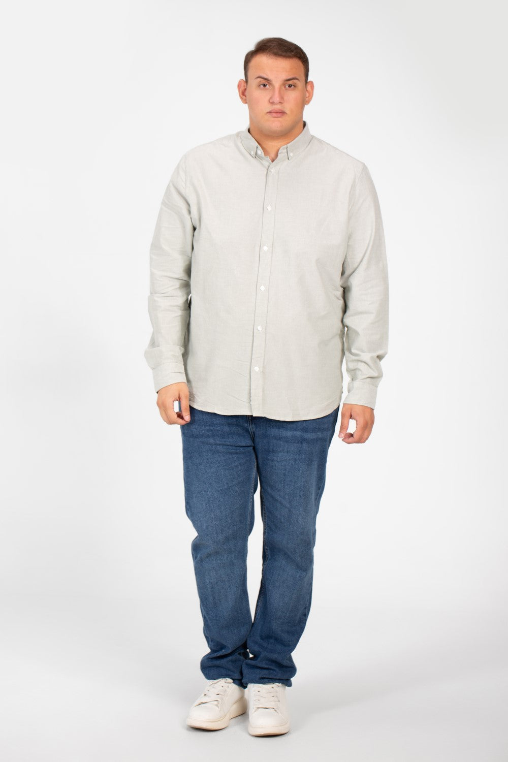 قميص رجالي أساسي كبير الحجم بأكمام طويلة وتفاصيل أساسية