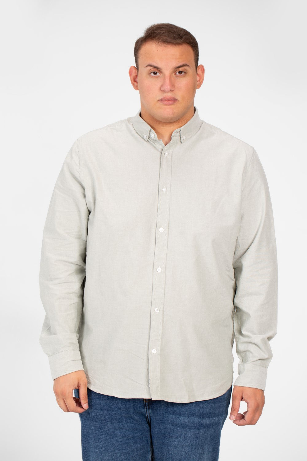قميص رجالي أساسي كبير الحجم بأكمام طويلة وتفاصيل أساسية