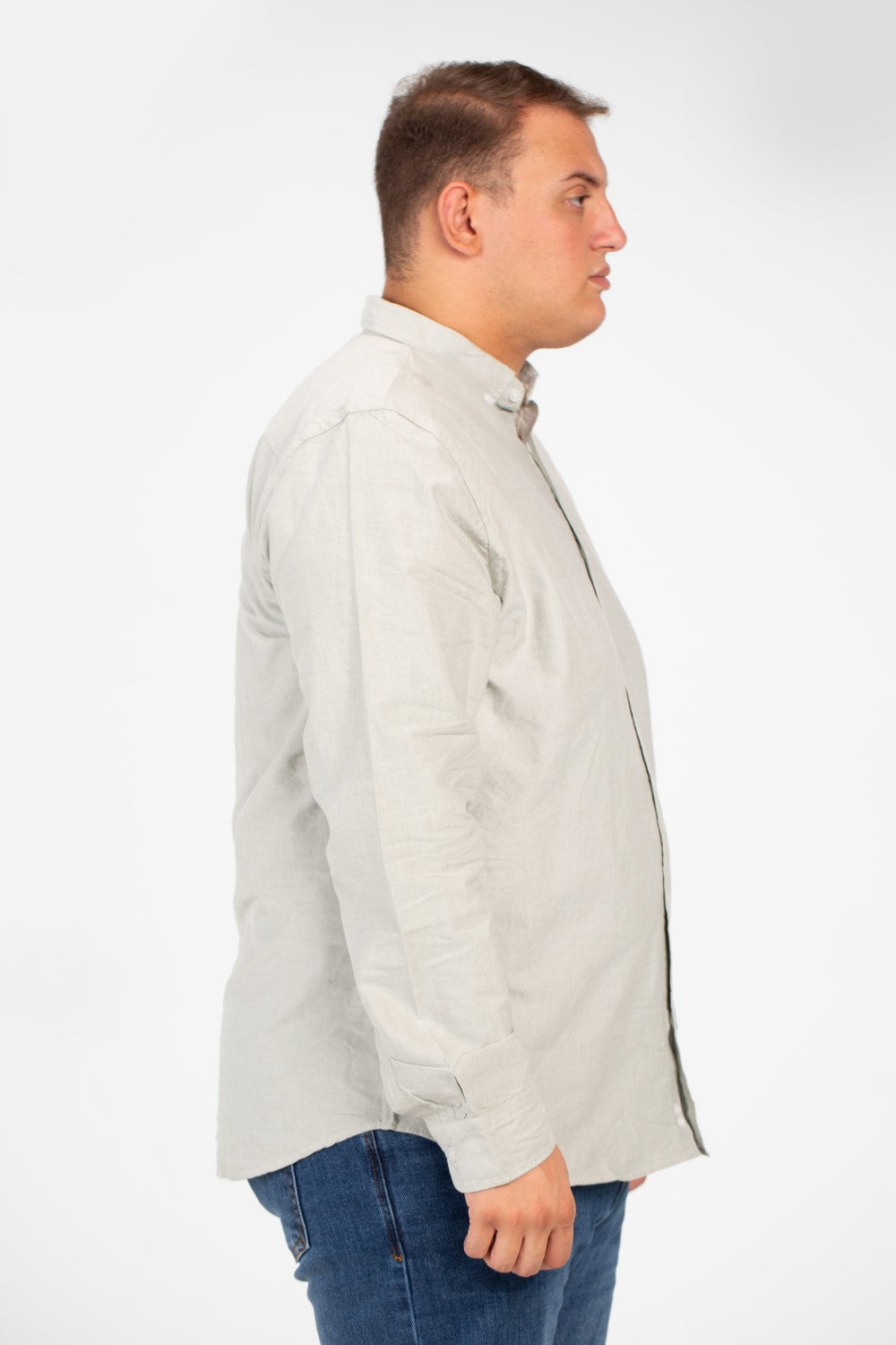 قميص رجالي أساسي كبير الحجم بأكمام طويلة وتفاصيل أساسية