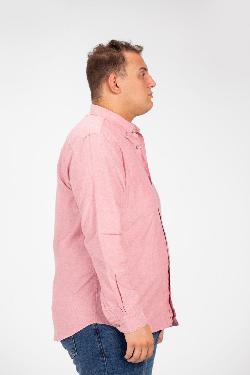 قميص رجالي أساسي كبير الحجم بأكمام طويلة وتفاصيل أساسية