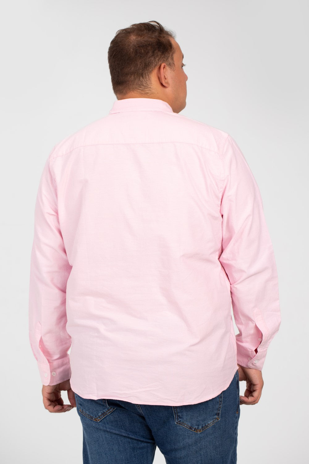 قميص رجالي أساسي كبير الحجم بأكمام طويلة وتفاصيل أساسية