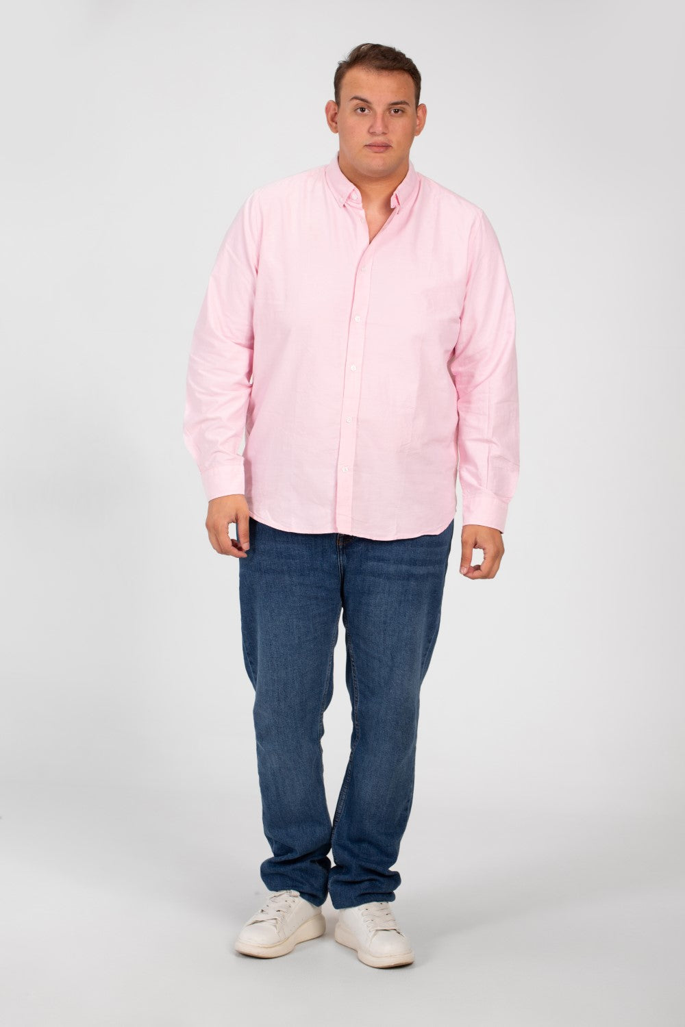 قميص رجالي أساسي كبير الحجم بأكمام طويلة وتفاصيل أساسية