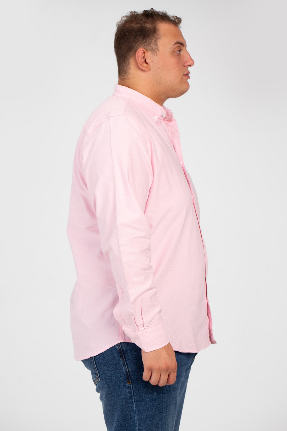 قميص رجالي أساسي كبير الحجم بأكمام طويلة وتفاصيل أساسية